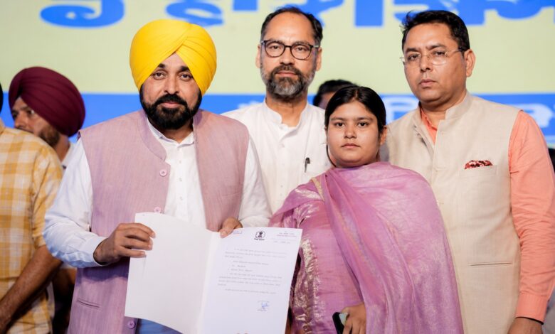 पंजाब में महिलाओं को हर महीने ₹1000-₹1500 की आर्थिक सहायता, CM भगवंत मान ने ‘मावां धीयां सत्कार योजना’ की शुरुआत की पंजाब में महिलाओं को हर महीने ₹1000-₹1500 की आर्थिक सहायता, CM भगवंत मान ने ‘मावां धीयां सत्कार योजना’ की शुरुआत की