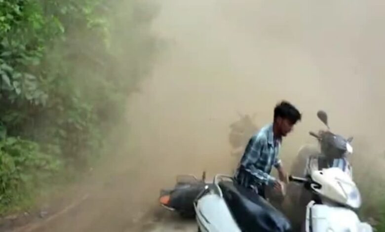 बारिश ने बढ़ाई उत्तरकाशी में भूस्खलन की टेंशन, महिडांडा-संग्राली सड़क पर गिरा मलबा बारिश ने बढ़ाई उत्तरकाशी में भूस्खलन की टेंशन, महिडांडा-संग्राली सड़क पर गिरा मलबा