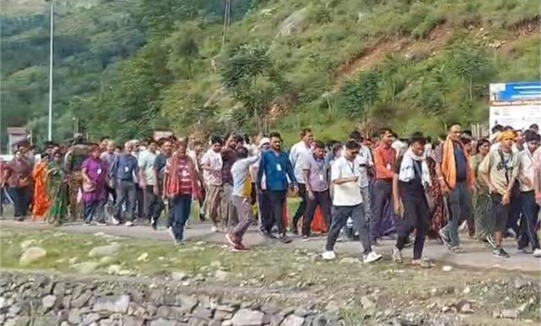 223 वाहनों के काफिले में रवाना हुआ अमरनाथ यात्रियों का 18वां जत्था 223 वाहनों के काफिले में रवाना हुआ अमरनाथ यात्रियों का 18वां जत्था