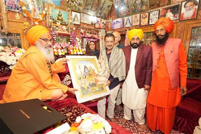 महाशिवरात्रि पर धूरी पहुंचे अरविंद केजरीवाल और सीएम भगवंत मान, श्री रणकेश्वर महादेव मंदिर में की पूजा-अर्चना