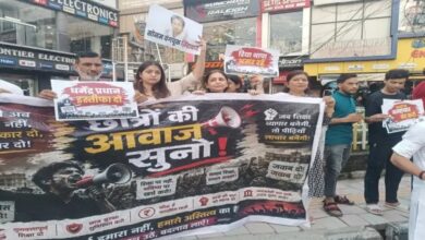 देहरादून में पेपर लीक के खिलाफ छात्रों की आवाज बुलंद, घंटाघर पर शांतिपूर्ण प्रदर्शन देहरादून में पेपर लीक के खिलाफ छात्रों की आवाज बुलंद, घंटाघर पर शांतिपूर्ण प्रदर्शन
