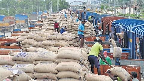 पंजाब में फोर्टिफाइड राइस कर्नेल (FRK) की कमी से धीमी हुई राइस मिलिंग, सरकार ने संसद में कहा- 1:100 अनुपात में मिलाने में कोई तकनीकी दिक्कत नहीं पंजाब में फोर्टिफाइड राइस कर्नेल (FRK) की कमी से धीमी हुई राइस मिलिंग, सरकार ने संसद में कहा- 1:100 अनुपात में मिलाने में कोई तकनीकी दिक्कत नहीं