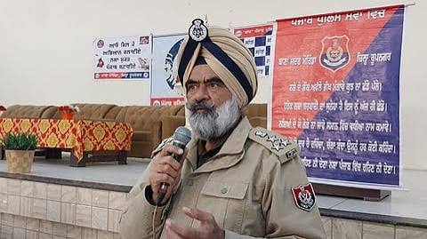 पंजाब-हरियाणा हाईकोर्ट सख्त: CBI भ्रष्टाचार मामले में पंजाब पुलिस अधिकारी की जमानत खारिज, लुधियाना में 9 लड़कियों के लापता होने पर मांगा जवाब  चंडीगढ़: पंजाब एवं हरियाणा हाईकोर्ट ने केंद्रीय जांच ब्यूरो (CBI) द्वारा दर्ज भ्रष्टाचार के एक मामले में पंजाब पुलिस के वरिष्ठ अधिकारी हरचरण सिंह भुल्लर उर्फ एच.एस. भुल्लर की नियमित जमानत याचिका खारिज कर दी है।  न्यायमूर्ति सुमीत गोयल ने अपने आदेश में कहा कि भ्रष्टाचार निवारण अधिनियम (Prevention of Corruption Act) की धारा 7 के तहत दर्ज आरोप बेहद गंभीर हैं, खासकर जब मामला एक वरिष्ठ पुलिस अधिकारी से जुड़ा हो। अदालत ने माना कि मामले की प्रकृति और उपलब्ध तथ्यों को देखते हुए इस स्तर पर जमानत देना उचित नहीं होगा।  इसी दौरान पंजाब एवं हरियाणा हाईकोर्ट ने लुधियाना में 48 घंटे के भीतर नौ लड़कियों के लापता होने संबंधी एक समाचार रिपोर्ट पर स्वतः संज्ञान (सुओ मोटू) लिया है। अदालत ने इस मामले को गंभीर मानते हुए पंजाब सरकार से विस्तृत जवाब तलब किया है।  कार्यवाहक मुख्य न्यायाधीश अश्विनी कुमार मिश्रा और न्यायमूर्ति रोहित कपूर की खंडपीठ ने संबंधित उपायुक्त (Deputy Commissioner) को निर्देश दिया है कि वे समाचार रिपोर्ट में लगाए गए आरोपों और प्रशासन द्वारा अब तक उठाए गए कदमों का विस्तृत हलफनामा 10 दिनों के भीतर अदालत में प्रस्तुत करें।  हाईकोर्ट ने स्पष्ट किया कि महिलाओं और बच्चों की सुरक्षा से जुड़े मामलों में प्रशासन की जवाबदेही सुनिश्चित करना आवश्यक है। अदालत ने राज्य सरकार से इस पूरे मामले में की गई कार्रवाई की विस्तृत जानकारी भी मांगी है।