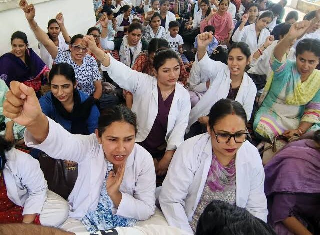 पंजाब के सरकारी मेडिकल कॉलेजों में नर्सिंग स्टाफ की अनिश्चितकालीन हड़ताल शुरू, ग्रेड पे बहाली की मांग पर अड़े कर्मचारी पंजाब के सरकारी मेडिकल कॉलेजों में नर्सिंग स्टाफ की अनिश्चितकालीन हड़ताल शुरू, ग्रेड पे बहाली की मांग पर अड़े कर्मचारी