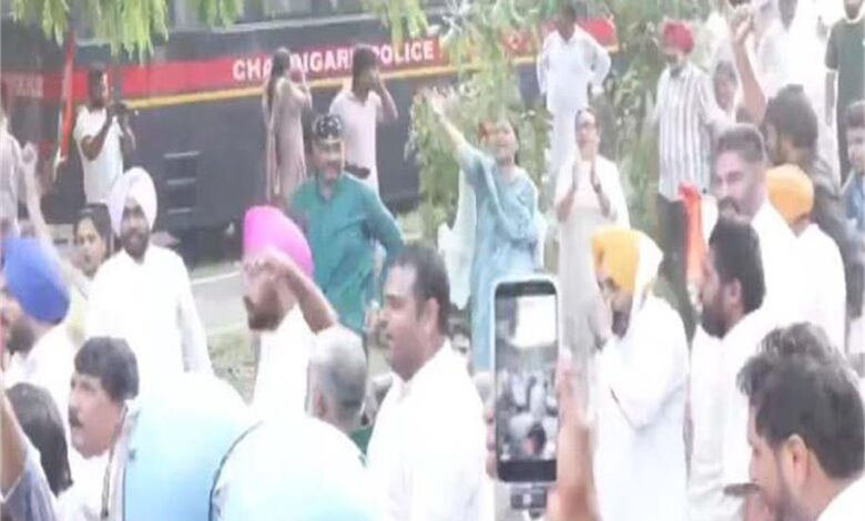 महंगाई के खिलाफ चंडीगढ़ में कांग्रेस का हल्ला बोल, राजा वडिंग समेत कई नेता हिरासत में