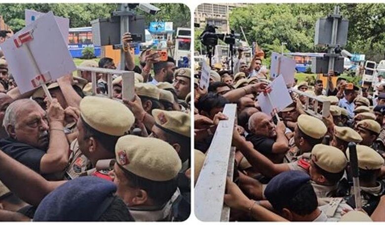 हरियाणा विधानसभा के बाहर कांग्रेस का प्रदर्शन, काले कपड़े पहनकर विधायकों ने किया मार्च