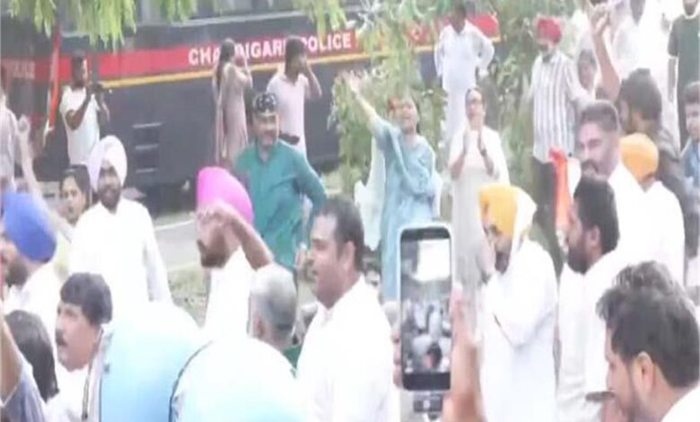 केंद्र के खिलाफ कांग्रेस का प्रदर्शन, महंगाई को लेकर जमकर हुई नारेबाजी केंद्र के खिलाफ कांग्रेस का प्रदर्शन, महंगाई को लेकर जमकर हुई नारेबाजी