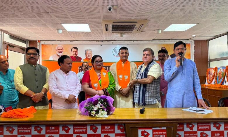 Srinagar Politics: आरती भंडारी की BJP में वापसी, 10 पार्षदों ने भी ग्रहण की सदस्यता