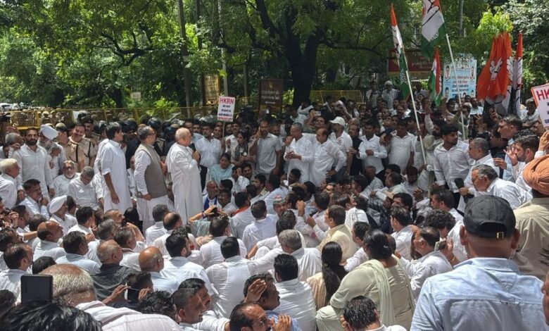 हरियाणा में सरकारी भर्तियों की मांग तेज, HKRN कर्मचारियों के समर्थन में कांग्रेस का प्रदर्शन