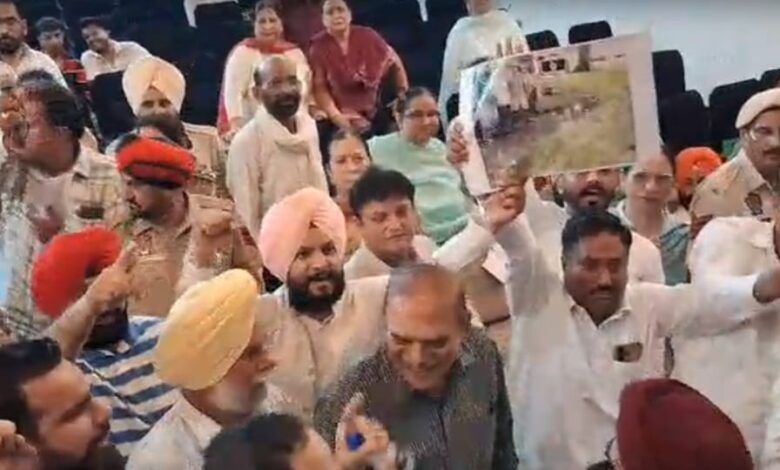 जालंधर नगर निगम हाउस में सियासी घमासान, BJP-कांग्रेस पार्षदों का जोरदार प्रदर्शन जालंधर नगर निगम हाउस में सियासी घमासान, BJP-कांग्रेस पार्षदों का जोरदार प्रदर्शन