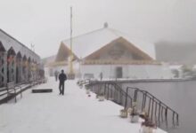 Hemkund Sahib News: बर्फ से ढकी चोटियां बनीं आकर्षण, श्रद्धालुओं ने लिया बर्फबारी का आनंद