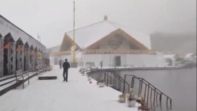 Hemkund Sahib News: बर्फ से ढकी चोटियां बनीं आकर्षण, श्रद्धालुओं ने लिया बर्फबारी का आनंद