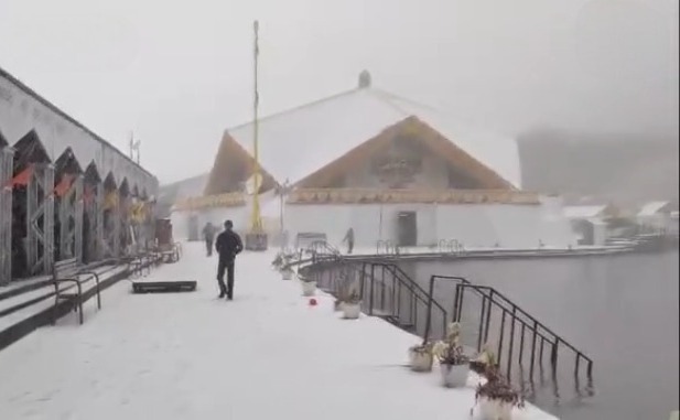 Hemkund Sahib News: बर्फ से ढकी चोटियां बनीं आकर्षण, श्रद्धालुओं ने लिया बर्फबारी का आनंद Hemkund Sahib News: बर्फ से ढकी चोटियां बनीं आकर्षण, श्रद्धालुओं ने लिया बर्फबारी का आनंद