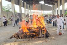 मां की अंतिम यात्रा में बेटे ने दिया कंधा, हरेंद्र सिंह ने दी मुखाग्नि; भावुक हुआ माहौल