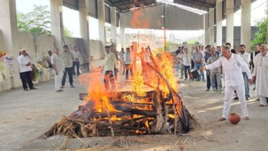 मां की अंतिम यात्रा में बेटे ने दिया कंधा, हरेंद्र सिंह ने दी मुखाग्नि; भावुक हुआ माहौल