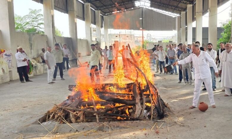 होडल के पूर्व विधायक रामरतन की पत्नी गिर्राजो देवी का निधन, विधायक हरेंद्र सिंह ने दी मुखाग्नि होडल के पूर्व विधायक रामरतन की पत्नी गिर्राजो देवी का निधन, विधायक हरेंद्र सिंह ने दी मुखाग्नि