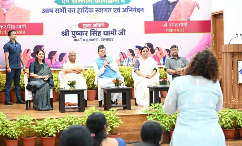 बिना ब्याज ऋण और लखपति दीदी योजना का जिक्र, महिलाओं ने गीत में सुनाई बदलाव की कहानी बिना ब्याज ऋण और लखपति दीदी योजना का जिक्र, महिलाओं ने गीत में सुनाई बदलाव की कहानी