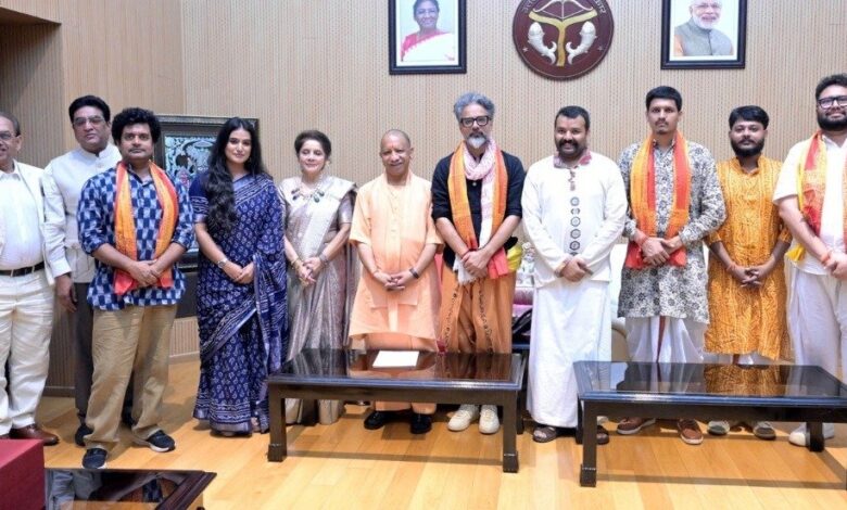 ‘हनुमान अंश’ की टीम ने CM योगी से की मुलाकात, फिल्म के खास सीन्स पर हुई चर्चा ‘हनुमान अंश’ की टीम ने CM योगी से की मुलाकात, फिल्म के खास सीन्स पर हुई चर्चा