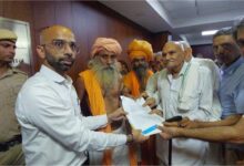आदमपुर झाड़सा मंदिर विवाद ने पकड़ा तूल, संत समाज ने घेरा डीसी कार्यालय