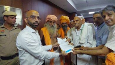 आदमपुर झाड़सा मंदिर विवाद ने पकड़ा तूल, संत समाज ने घेरा डीसी कार्यालय
