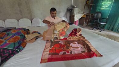 हीराबेन का आशीर्वाद लेते दिखेंगे PM मोदी, काशी के बुनकर ने हाथों से तैयार किया अनोखा पोर्ट्रेट हीराबेन का आशीर्वाद लेते दिखेंगे PM मोदी, काशी के बुनकर ने हाथों से तैयार किया अनोखा पोर्ट्रेट