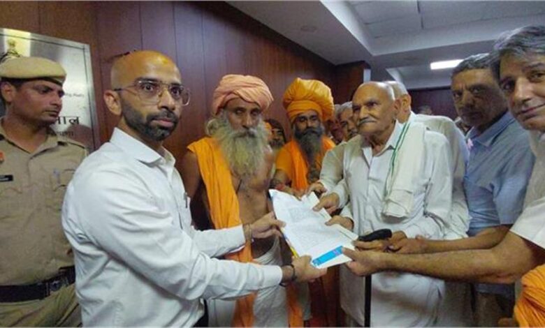 आदमपुर झाड़सा में मंदिर विवाद पर गरमाया माहौल, संत बोले- मांगें नहीं मानी तो होगा चक्का जाम आदमपुर झाड़सा में मंदिर विवाद पर गरमाया माहौल, संत बोले- मांगें नहीं मानी तो होगा चक्का जाम