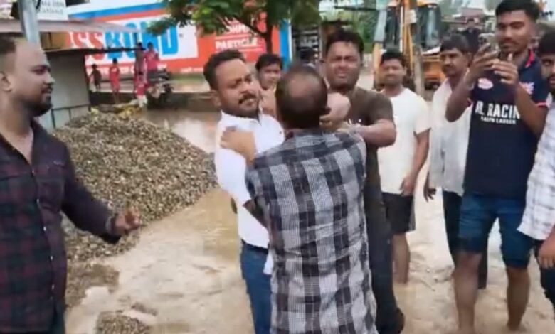 PWD के कामों में लापरवाही के आरोप पर बढ़ा विवाद, बाजपुर में AE से मारपीट का मामला PWD के कामों में लापरवाही के आरोप पर बढ़ा विवाद, बाजपुर में AE से मारपीट का मामला