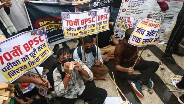 प्रतियोगी छात्रों की बड़ी मांग, रोमित के परिवार को एक करोड़ रुपये और सरकारी नौकरी देने की मांग प्रतियोगी छात्रों की बड़ी मांग, रोमित के परिवार को एक करोड़ रुपये और सरकारी नौकरी देने की मांग
