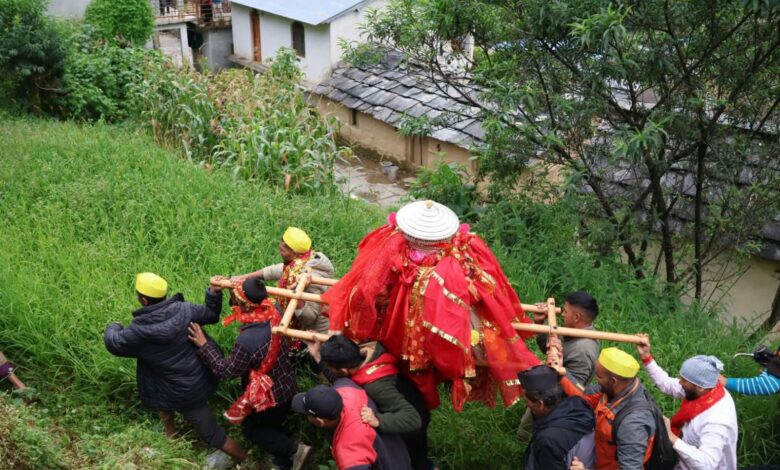 वाण से रवाना हुई मां नंदा की डोली, डीएम-एसपी ने लिया यात्रा व्यवस्थाओं का जायजा वाण से रवाना हुई मां नंदा की डोली, डीएम-एसपी ने लिया यात्रा व्यवस्थाओं का जायजा