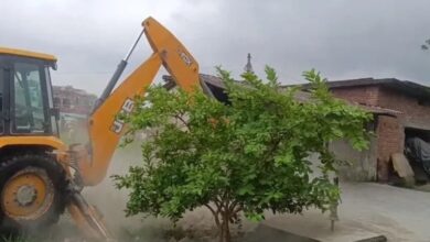 खुशहालपुर में प्रशासन की सख्ती, कई मुकदमों वाले हिस्ट्रीशीटरों की संपत्तियों पर कार्रवाई