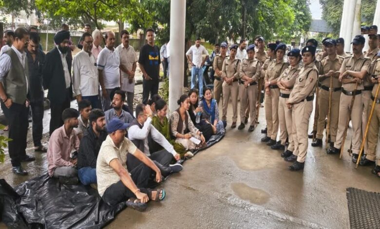 देहरादून में कांग्रेस का प्रदर्शन, आपत्तिजनक सोशल मीडिया पोस्ट पर कार्रवाई की मांग
