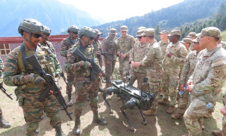 Auli War Exercise: ड्रोन, स्नाइपर और रोबोटिक डॉग के साथ जवानों ने किया अभ्यास Auli War Exercise: ड्रोन, स्नाइपर और रोबोटिक डॉग के साथ जवानों ने किया अभ्यास