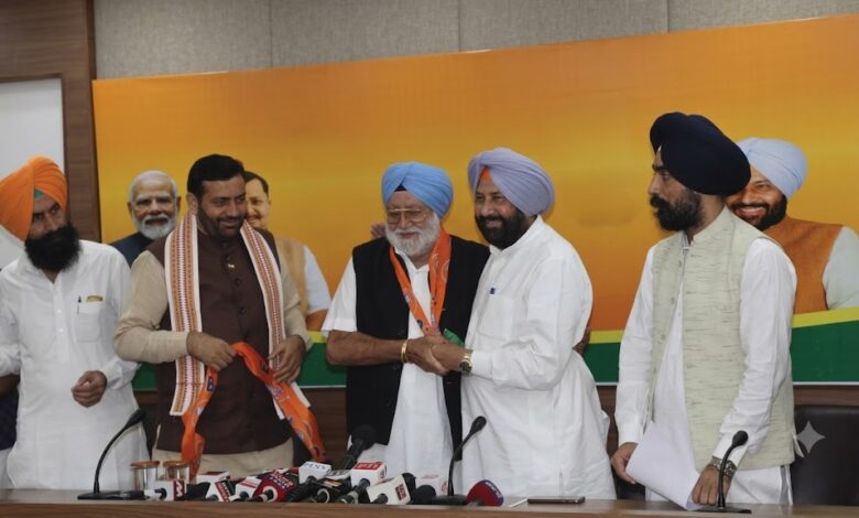 नायब सैनी की मौजूदगी में मेजर भूपिंदर सिंह ढिल्लों BJP में शामिल, मालवा की राजनीति में हलचल नायब सैनी की मौजूदगी में मेजर भूपिंदर सिंह ढिल्लों BJP में शामिल, मालवा की राजनीति में हलचल