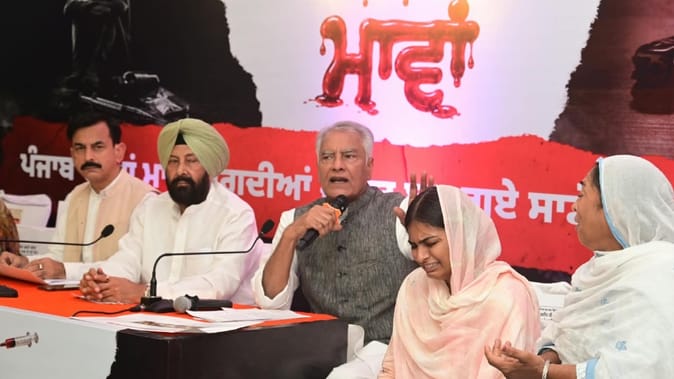 नशे से मौतों को लेकर पंजाब में सियासत तेज, BJP ने परिवारों के साथ उठाई आवाज नशे से मौतों को लेकर पंजाब में सियासत तेज, BJP ने परिवारों के साथ उठाई आवाज