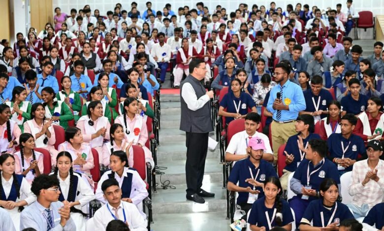 CM Dhami ने अधिकारियों को दिए निर्देश, चयनित विद्यार्थियों के साथ करेंगे संवाद CM Dhami ने अधिकारियों को दिए निर्देश, चयनित विद्यार्थियों के साथ करेंगे संवाद