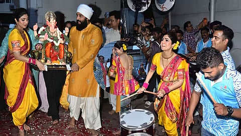 गणपति विसर्जन में दिखा बॉलीवुड का भक्तिभाव, शिल्पा शेट्टी-गोविंदा ने किया बप्पा को विदा गणपति विसर्जन में दिखा बॉलीवुड का भक्तिभाव, शिल्पा शेट्टी-गोविंदा ने किया बप्पा को विदा