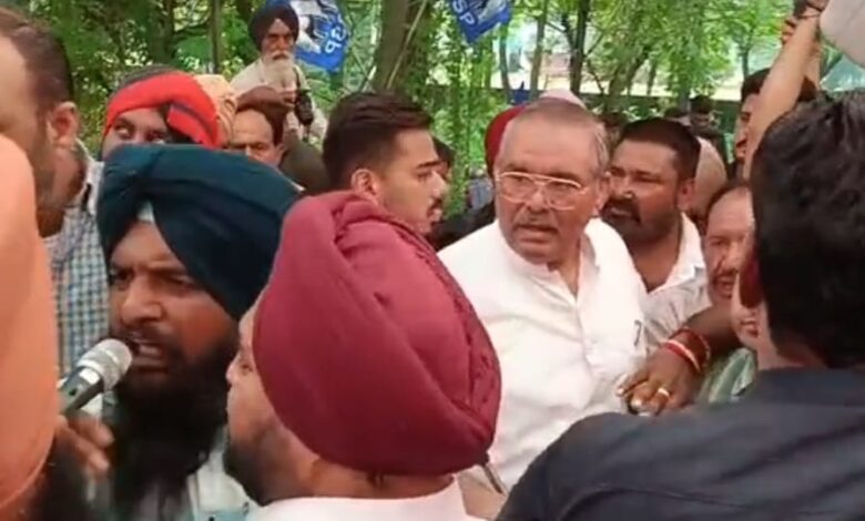 होशियारपुर में अंबेडकर प्रतिमा विवाद पर प्रदर्शन, मौके पर पुलिस बल तैनात होशियारपुर में अंबेडकर प्रतिमा विवाद पर प्रदर्शन, मौके पर पुलिस बल तैनात