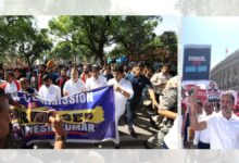 LIVE: राहुल-प्रियंका और अखिलेश का धरना; बैरिकेड पर चढ़े सपा नेता, संसद मार्ग चारों तरफ से बंद