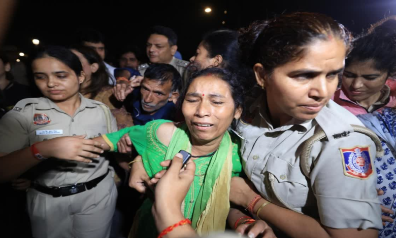 अंकिता भंडारी के माता-पिता को दिल्ली में हिरासत में लिया गया, इंडिया गेट पर धरना देने के दौरान पुलिस की कार्रवाई