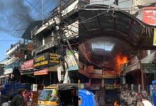 देहरादून के मोती बाजार में भीषण आग, बालाजी ड्रेस एम्पोरियम और फर्नीचर की दुकान जली; लाखों का नुकसान