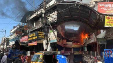देहरादून के मोती बाजार में भीषण आग, बालाजी ड्रेस एम्पोरियम और फर्नीचर की दुकान जली; लाखों का नुकसान