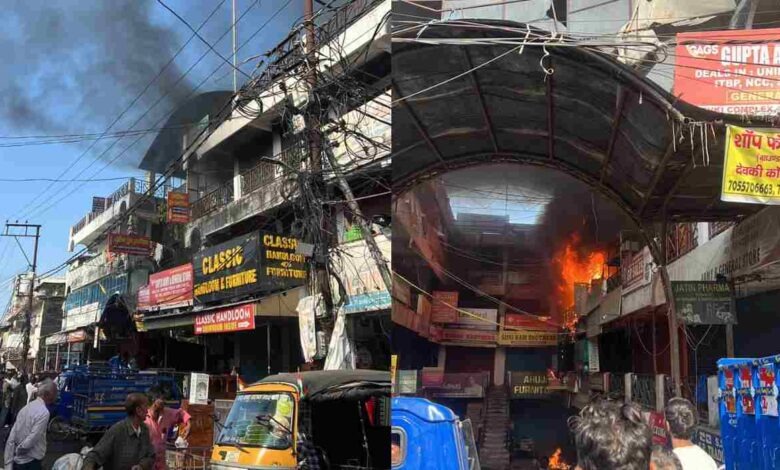 देहरादून के मोती बाजार में भीषण आग, बालाजी ड्रेस एम्पोरियम और फर्नीचर की दुकान जली; लाखों का नुकसान