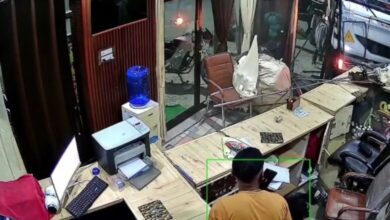 देहरादून में बेकाबू ट्रक साइबर कैफे में घुसा, अंदर सो रहे दो लोगों ने भागकर बचाई जान