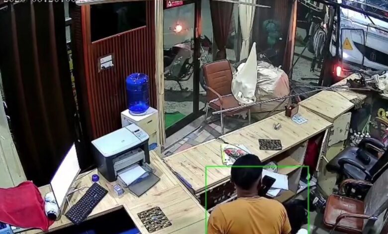 देहरादून में बेकाबू ट्रक साइबर कैफे में घुसा, अंदर सो रहे दो लोगों ने भागकर बचाई जान