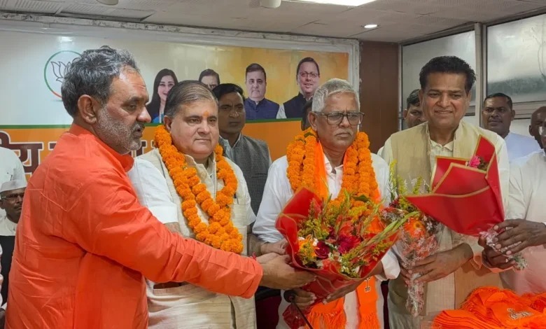 बसपा के पूर्व प्रदेश अध्यक्ष नाथी राम समेत सैकड़ों कार्यकर्ता भाजपा में शामिल, महेंद्र भट्ट बोले- इस बार टूटेगा हरिद्वार का मिथक बसपा के पूर्व प्रदेश अध्यक्ष नाथी राम समेत सैकड़ों कार्यकर्ता भाजपा में शामिल, महेंद्र भट्ट बोले- इस बार टूटेगा हरिद्वार का मिथक
