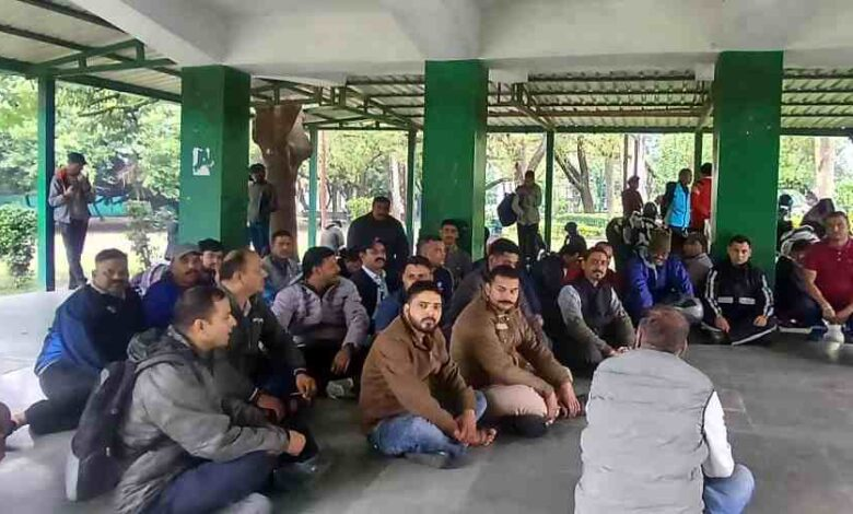 दिन के धरने के बाद भी मांगें अधूरी, PRD जवानों ने दी उग्र आंदोलन की चेतावनी; 1 नवंबर को होगा बड़ा ऐलान दिन के धरने के बाद भी मांगें अधूरी, PRD जवानों ने दी उग्र आंदोलन की चेतावनी; 1 नवंबर को होगा बड़ा ऐलान