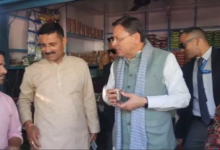श्रीनगर में चाय की दुकान पर रुके CM धामी, स्थानीय लोगों को खुद चाय परोसकर दिया ‘लोकल फॉर वोकल’ का संदेश