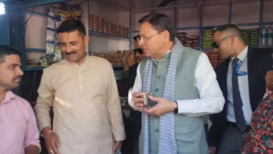 श्रीनगर में चाय की दुकान पर रुके CM धामी, स्थानीय लोगों को खुद चाय परोसकर दिया ‘लोकल फॉर वोकल’ का संदेश