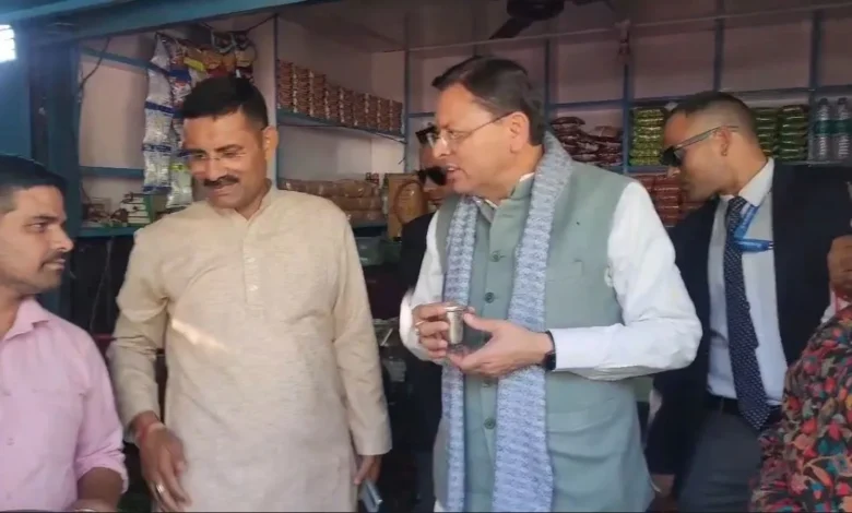 श्रीनगर में चाय की दुकान पर रुके CM धामी, स्थानीय लोगों को खुद चाय परोसकर दिया ‘लोकल फॉर वोकल’ का संदेश