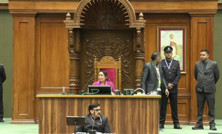 उत्तराखंड विधानसभा सत्र के दूसरे दिन भी हंगामा, काले झंडे लेकर वेल में पहुंचे कांग्रेस विधायक; कार्यवाही स्थगित